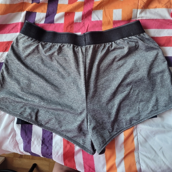 Women's under Armour sports short - Picture 3 of 4